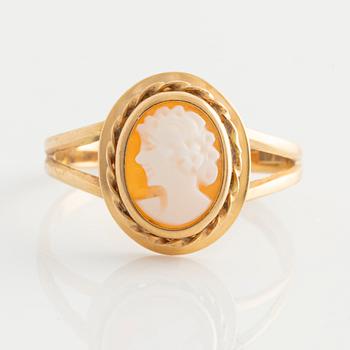 Pendant and ring, gold with shell cameo.