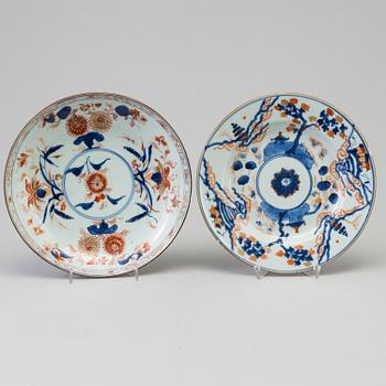 Three imari export porcelain dishes, Qing dynasty, early 18th century.