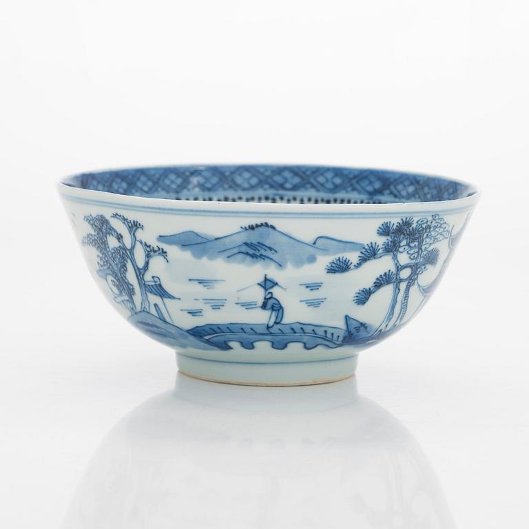 A large blue and white porcelain dish and a bowl. China, late Qing dynasty.