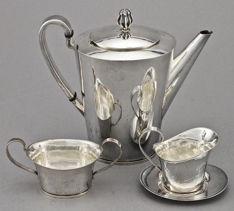 KAFFESERVIS, 3 delar, silver, T Kullander, Borås, 1941, 1943 resp 1946. Vikt 740 g.