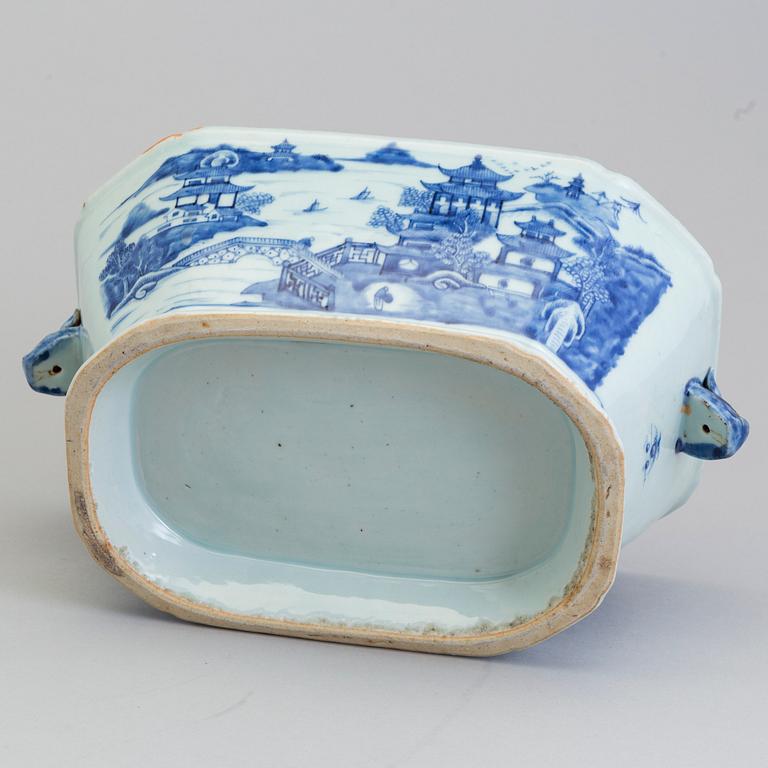 A Chinese blue and white export porcelain tureen with cover, Qing dynasty, Qianlong (1736-95).