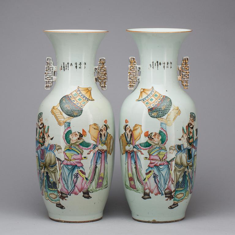 GOLVVASER, ett par, porslin. Kina, 1900-talets början.