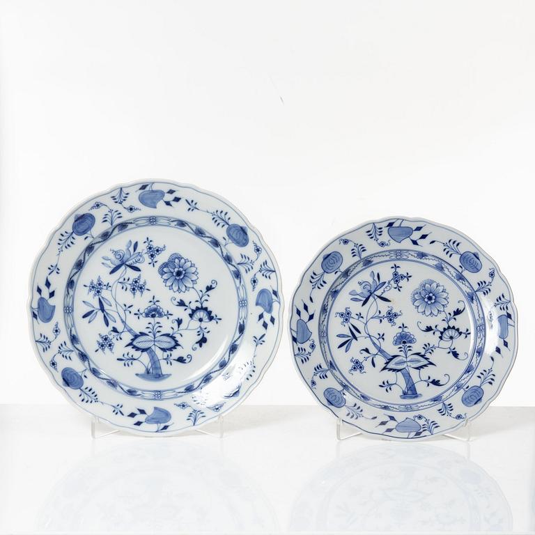 A 54-piece porcelain dinner service, 'Onion pattern/Zwiebelmuster', predominantly Meissenstadt, Tyskland.