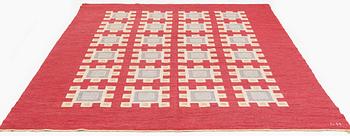 Edna Martin, a carpet, 'Oktandria, röd', flat weave, approximately 323 x 227 cm, signed SH (Svensk hemslöjd).