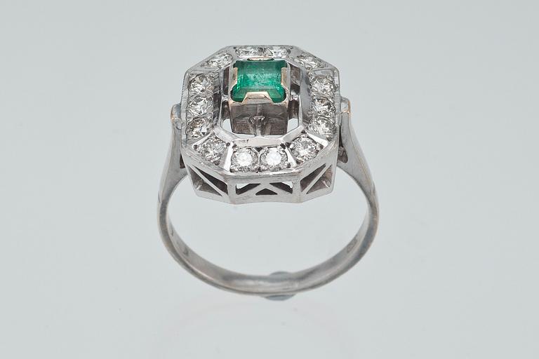 A RING, emerald c. 0.55 ct and diamonds c. 0.70 ct.