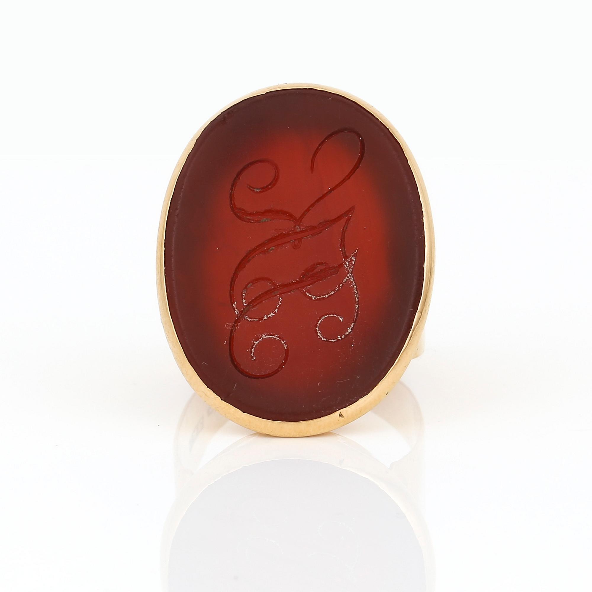 SIGILLRING, 18K guld med karneol, C A Eklund, Åmål, omkring sekelskiftet 1900-tals. Total vikt 10,86 g.