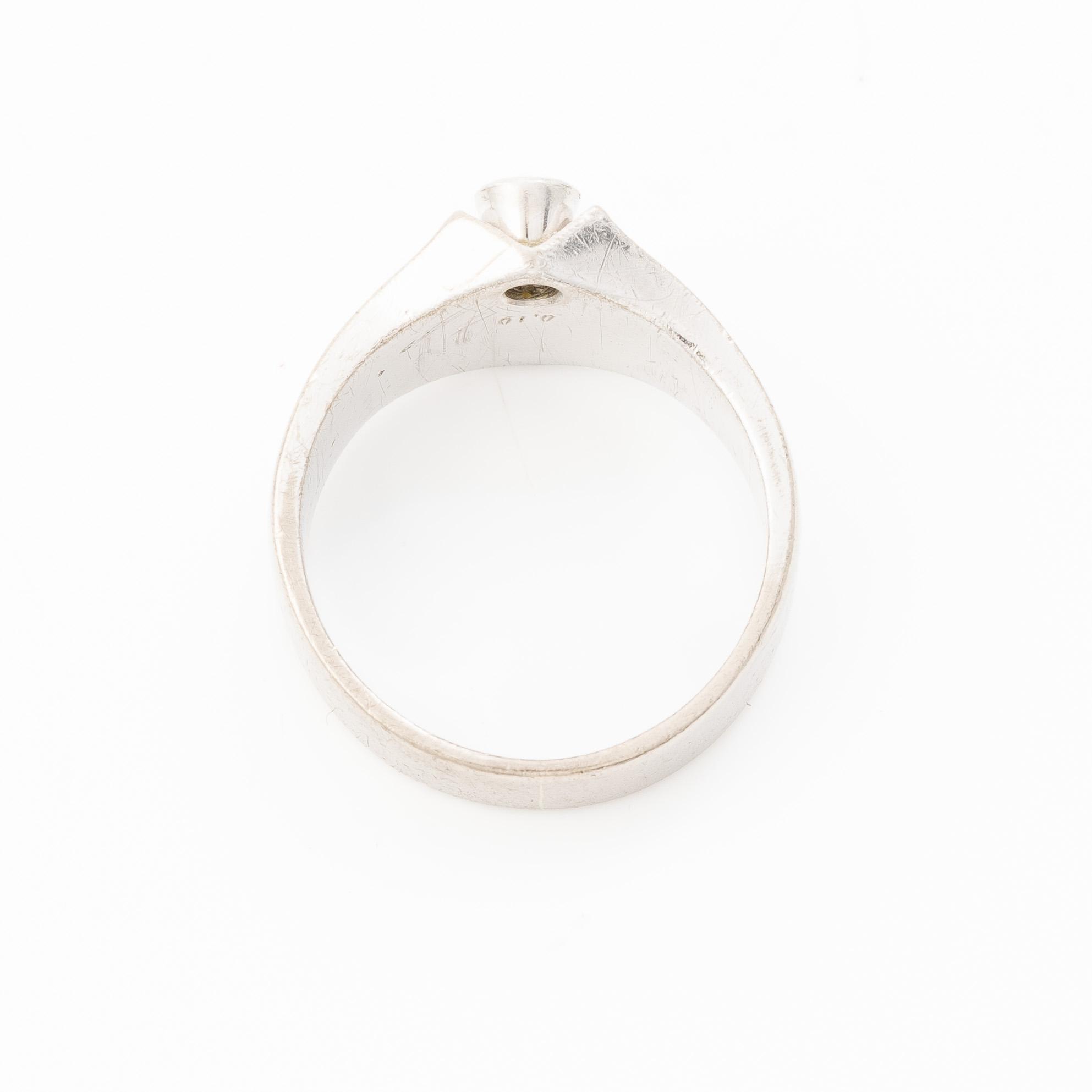 Ring by Juhani Linnovaara, 18K white gold with brilliant-cut diamond. Lapponia 1973.
