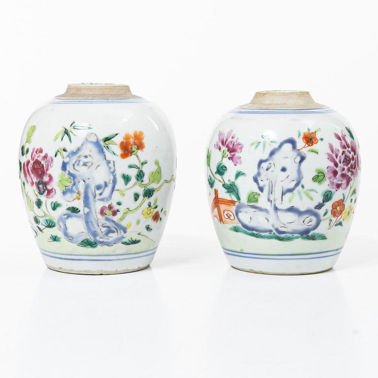 Bojaner/tedosor, två stycken, porslin. Qingdynastin, Qianlong (1736-95).