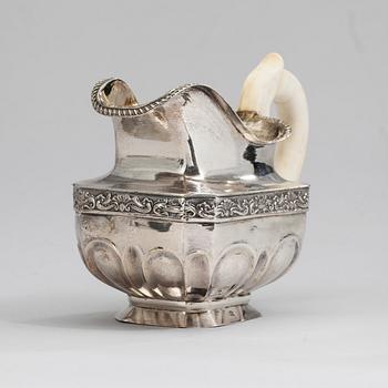MJÖLKKANNA, silver, Ryssland, Moskva 1848, total vikt 167 g.