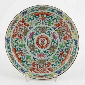 A Chinese polychrome porcelain dish, Qing dynasty, 19th century.