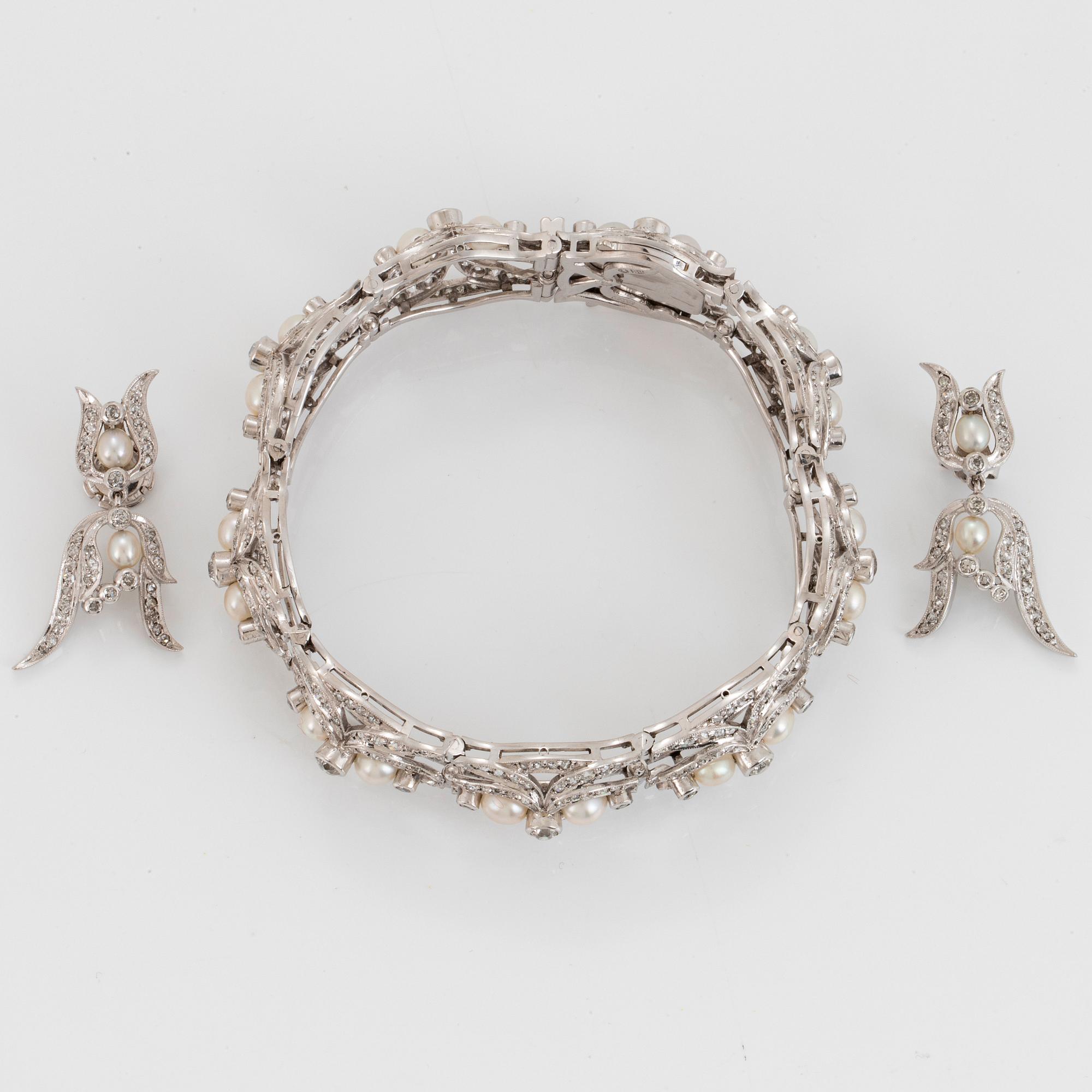 Armband och ett par örhängen i platina med pärlor samt gammal-, åttkant- och rosenslipade diamanter.