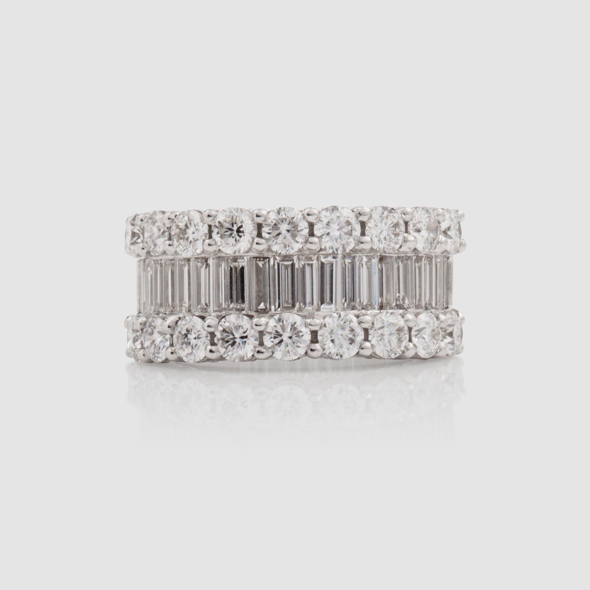RING med baguette- och briljantslipade diamanter totalt 3.22 ct enl. gravyr. Kvalitet ca H/VS-SI.