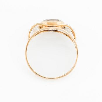 Ring in 18K gold with pearls and synthetic white stone.