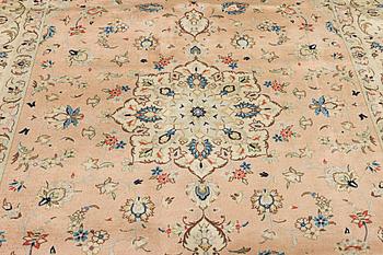 A Kashan crpet, a. 284 x 181 cm.