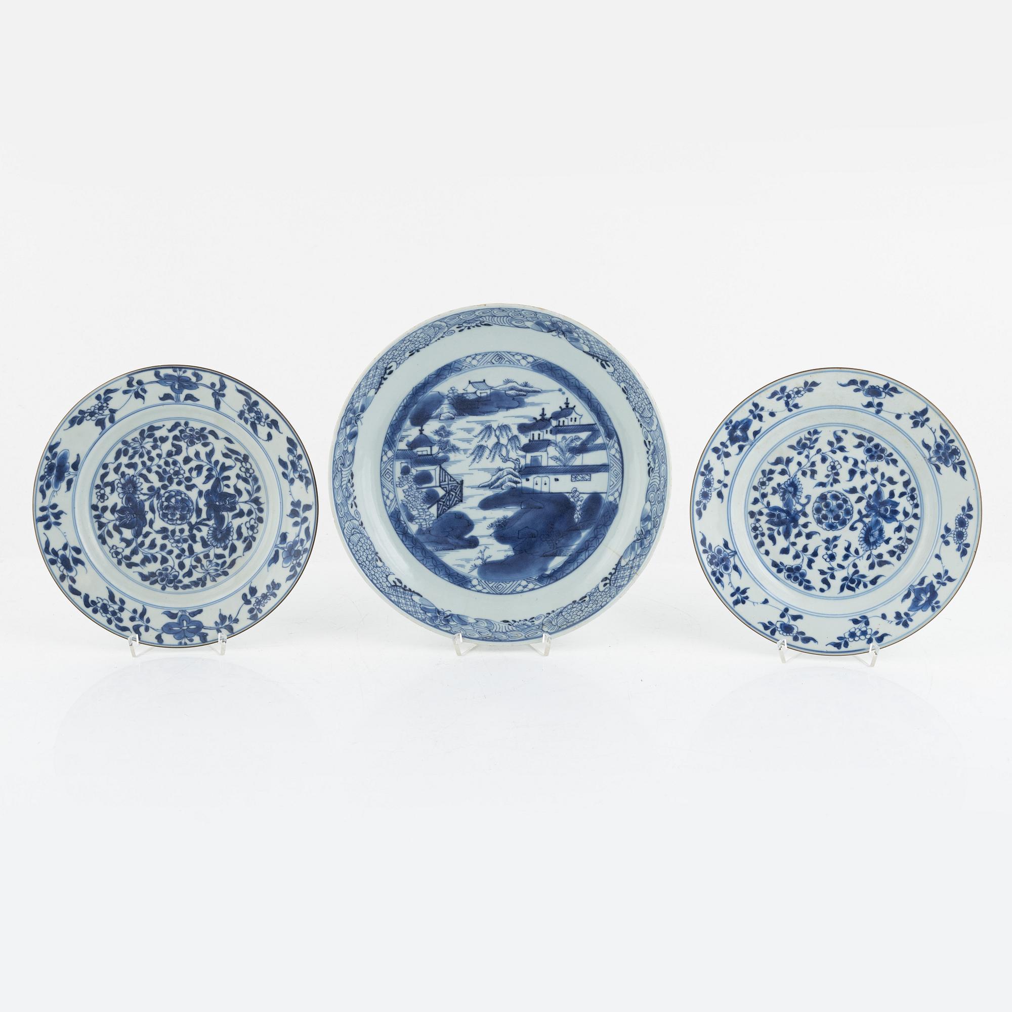 A pair of blue and white Chinese porcelain plates and a deep serving dish, Qing dynasty, 18th century.