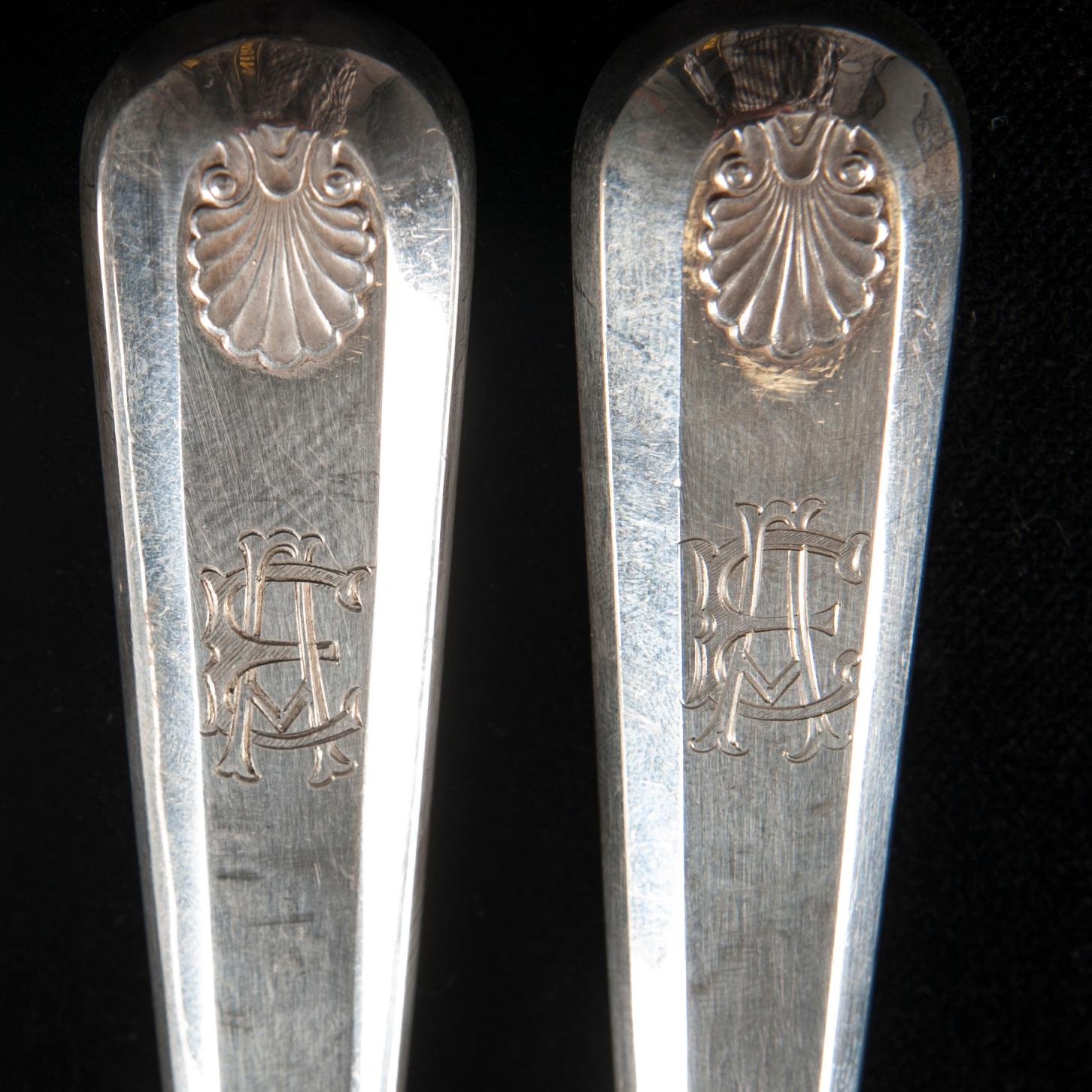 BESTICK, 6+6 "Musslan" silver, Helsingfors 1936-1950. Knivbladen stål. Sammanlagd vikt ca 748 g.