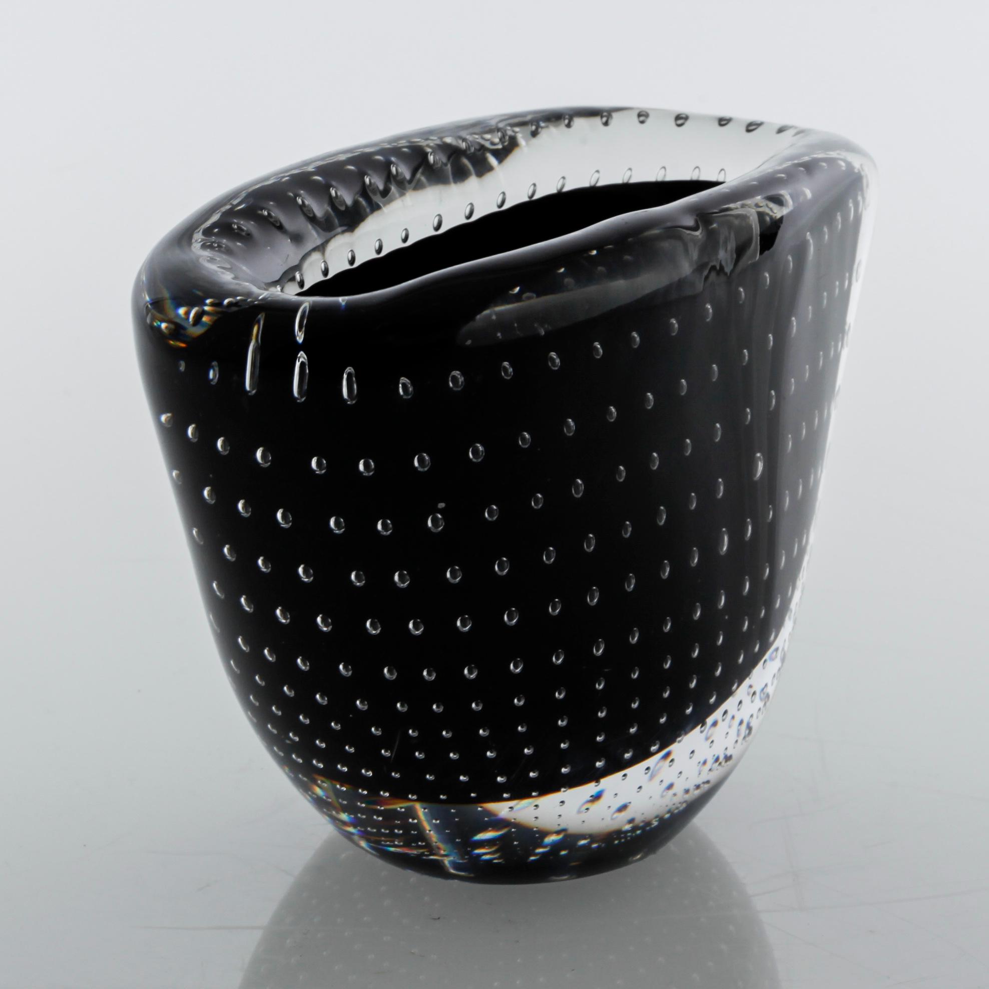 VICKE LINDSTRAND, vas, glas, Kosta, signerad.