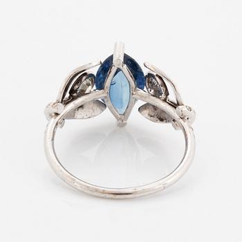 RING, med navettslipad blå safir och briljantslipade diamanter.