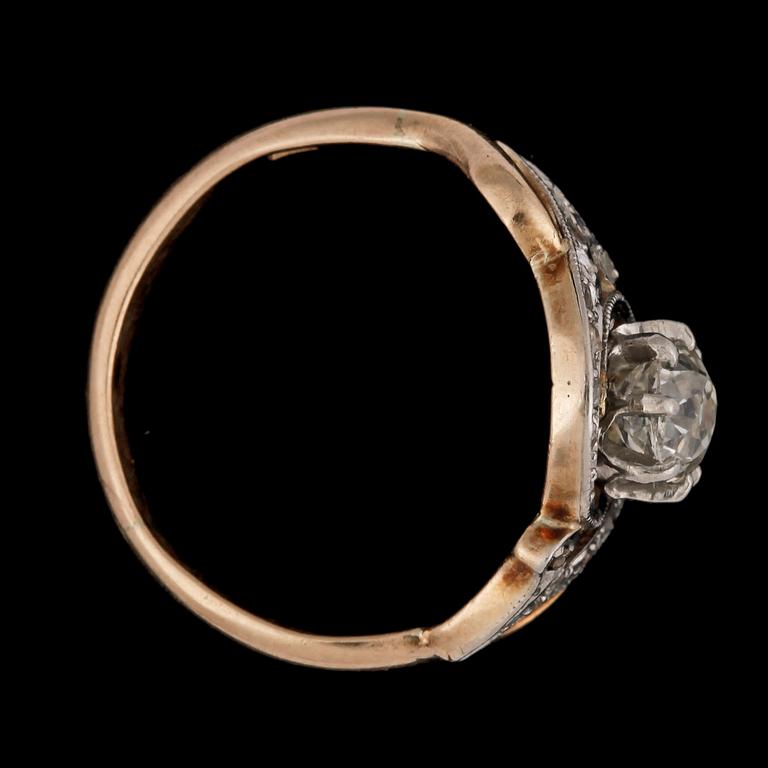 RING, antiklslipad diamant, ca 0.60 ct, samnt mindre rosenslipade diamanter.