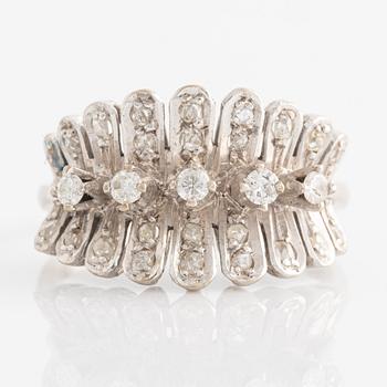 Ring, vitguld med små briljantslipade och rosenslipade diamanter.