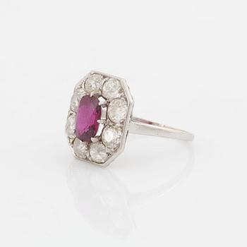 Ring 18K vitguld med en fasettslipad rubin samt gammalslipade diamanter.