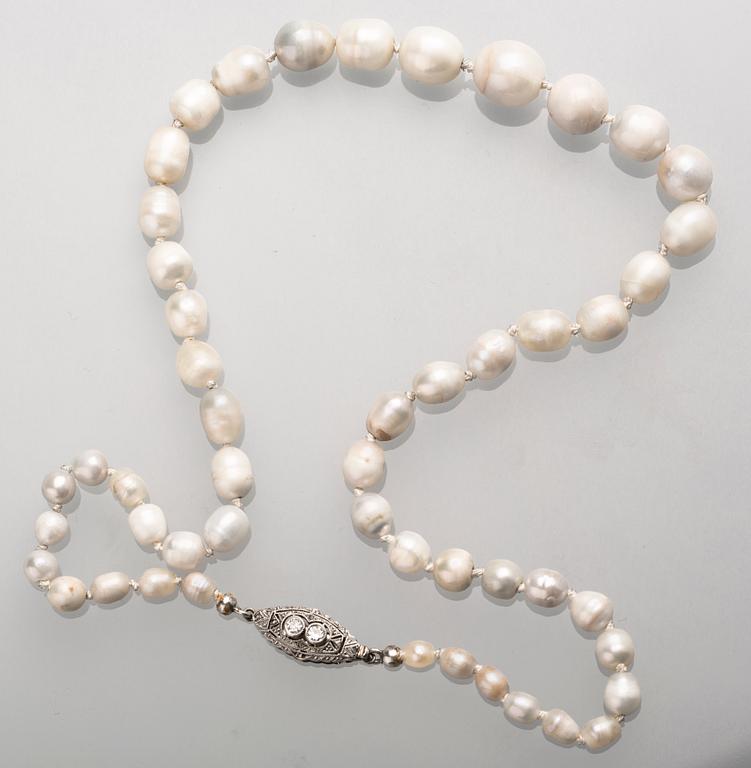 PÄRLCOLLIER, odlade pärlor med lås i 18 K vitguld med gammalslipade diamanter, ca 0.10 ct. 1900-talets första hälft.