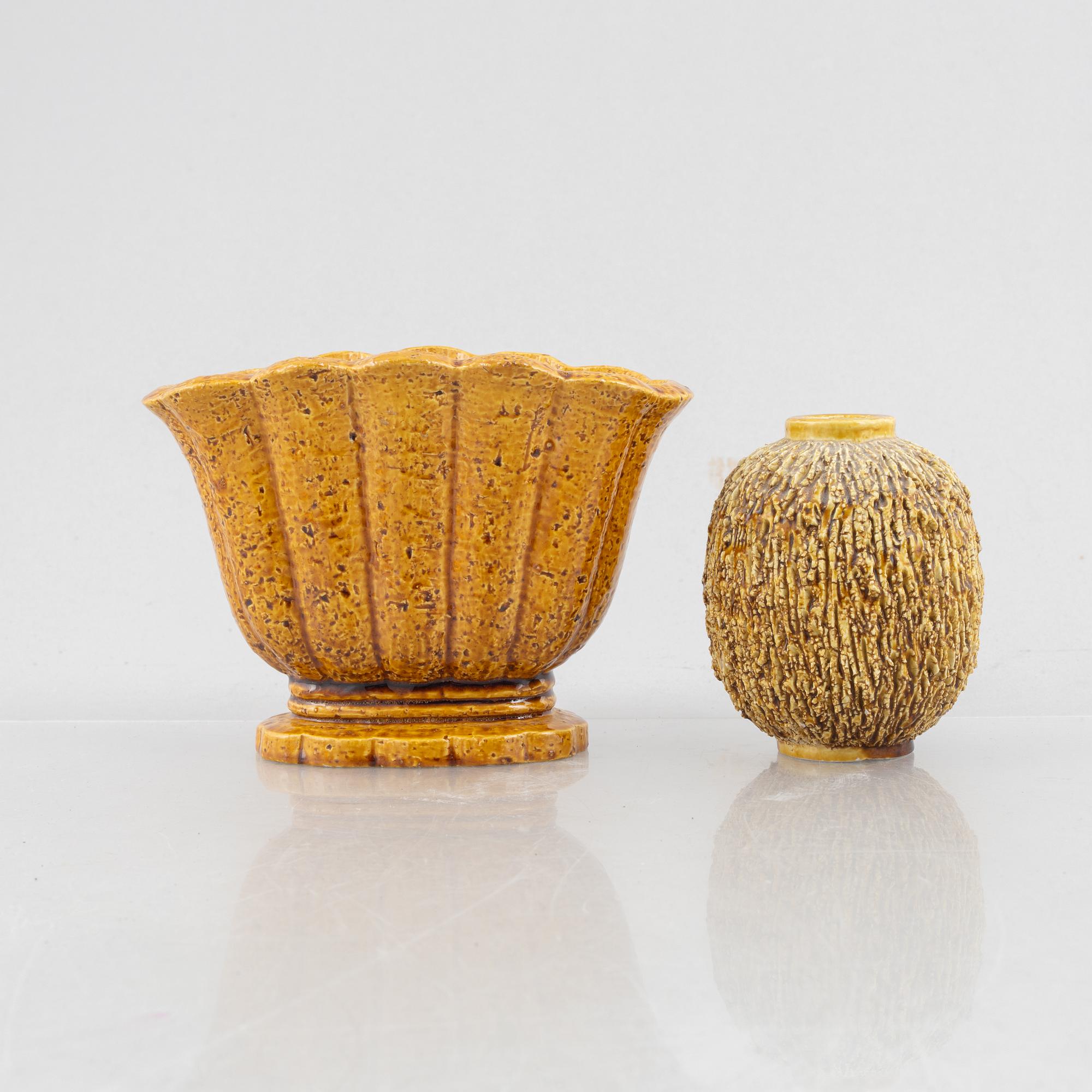 Gunnar Nylund, vaser, 2 st, "chamotte" tulpanvas, samt "Igelkottsvas", Rörstrand, 1900-talets mitt.