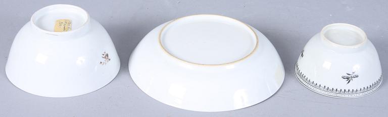 KOPP MED FAT samt KOPP, porslin, Kina, 1700-tal.