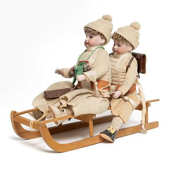 Sleigh with children, possibly by the manufacturer Heubach, Germany around the year 1900.