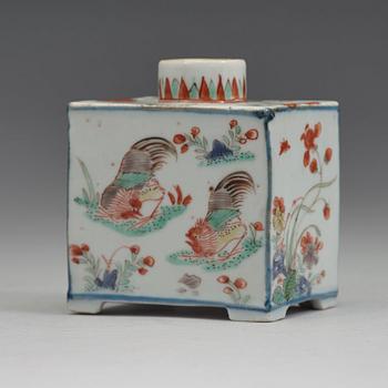 A famille verte porcelain tea caddy, Qing dynasty, Kangxi (1662-1722).