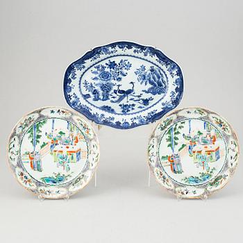 A blue and white export dish and two famille rose dinner plates, Qing dynasty 18th/19th Century.