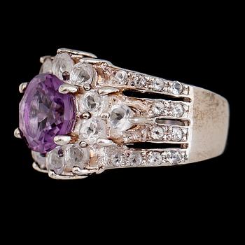 RING, sterlingsilver, ametist ca 3.50 ct, vita topaser tot ca 2.00 ct.