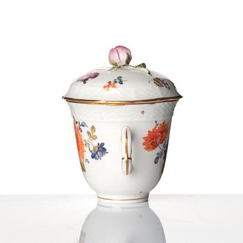 Chokladkopp med lock och trembleuse, porslin. Wien, 1700-tal.