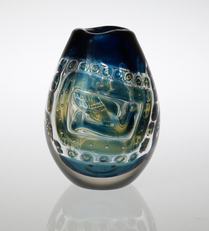 An Edvin Öhrström 'ariel' glass vase, Orrefors 1962.