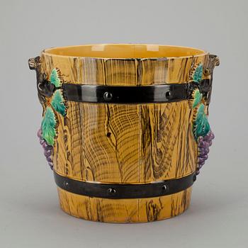 YTTERFODER, majolika, stämplad Kuznetsova, Ryssland 1800-talets slut.