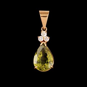 21. A peridote, 7.20 cts,  and brilliant-cut diamond pendant. Total carat weight of diamonds circa 0.28 ct.