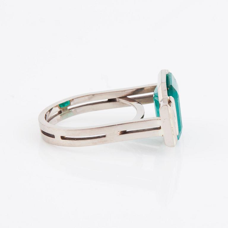 Rey Urban, an 18K white gold ring set with a step-cut emerald, Stockholm 1985.