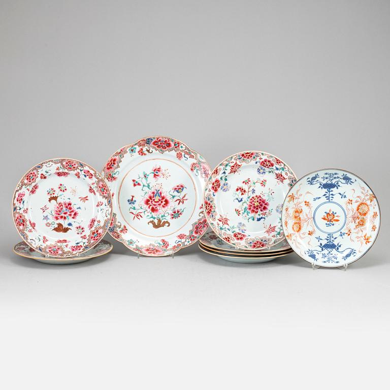 A set of six famille rose dinner plates and a serving dish, Qing dynasty, Qianlong (1736-95).