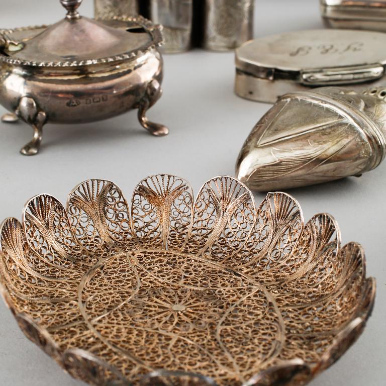15 pieces of silver from the 19th and 20th century. Weight 684 gram.