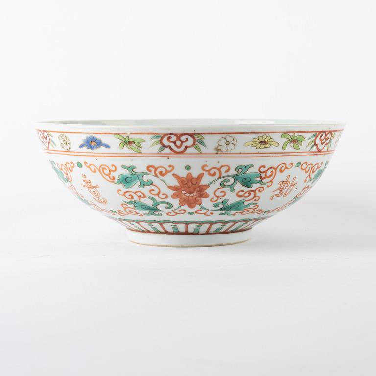 A Chinese bowl, late Qing dynasty, 19th/20th Century.