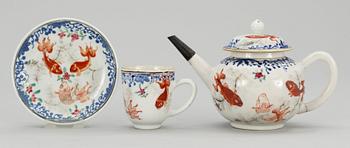 1026. TEKANNA och KOPP med FAT, porslin. Qing dynastin. Qianlong (1736-95).