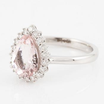 Ring in 18K white gold with a pear-shaped morganite and brilliant-cut diamonds.