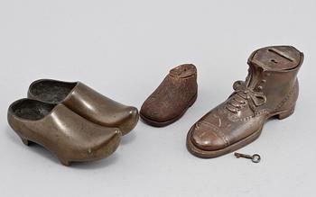 SNUSDOSA, SPARBÖSSA samt ASKFAT, 2 st, metall respektive läder, 1900-talets första hälft.