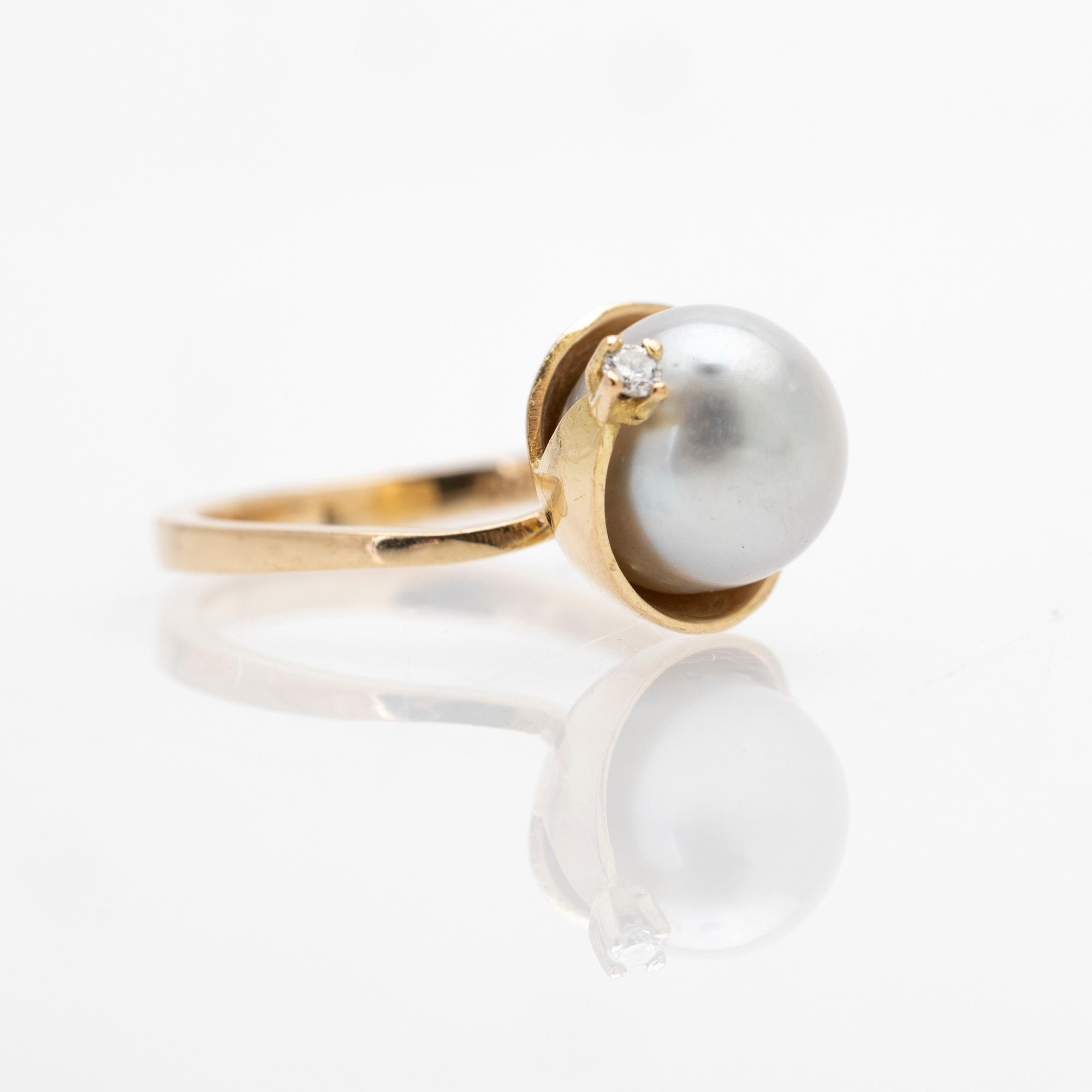 18K gold ring with a cultured pearl and a diamond.