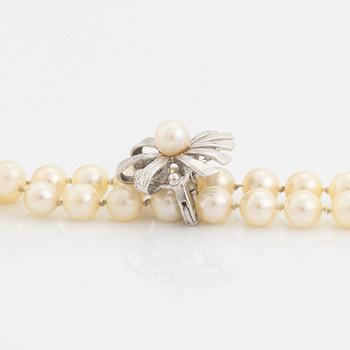 A cultured pearl necklace with silver divider.