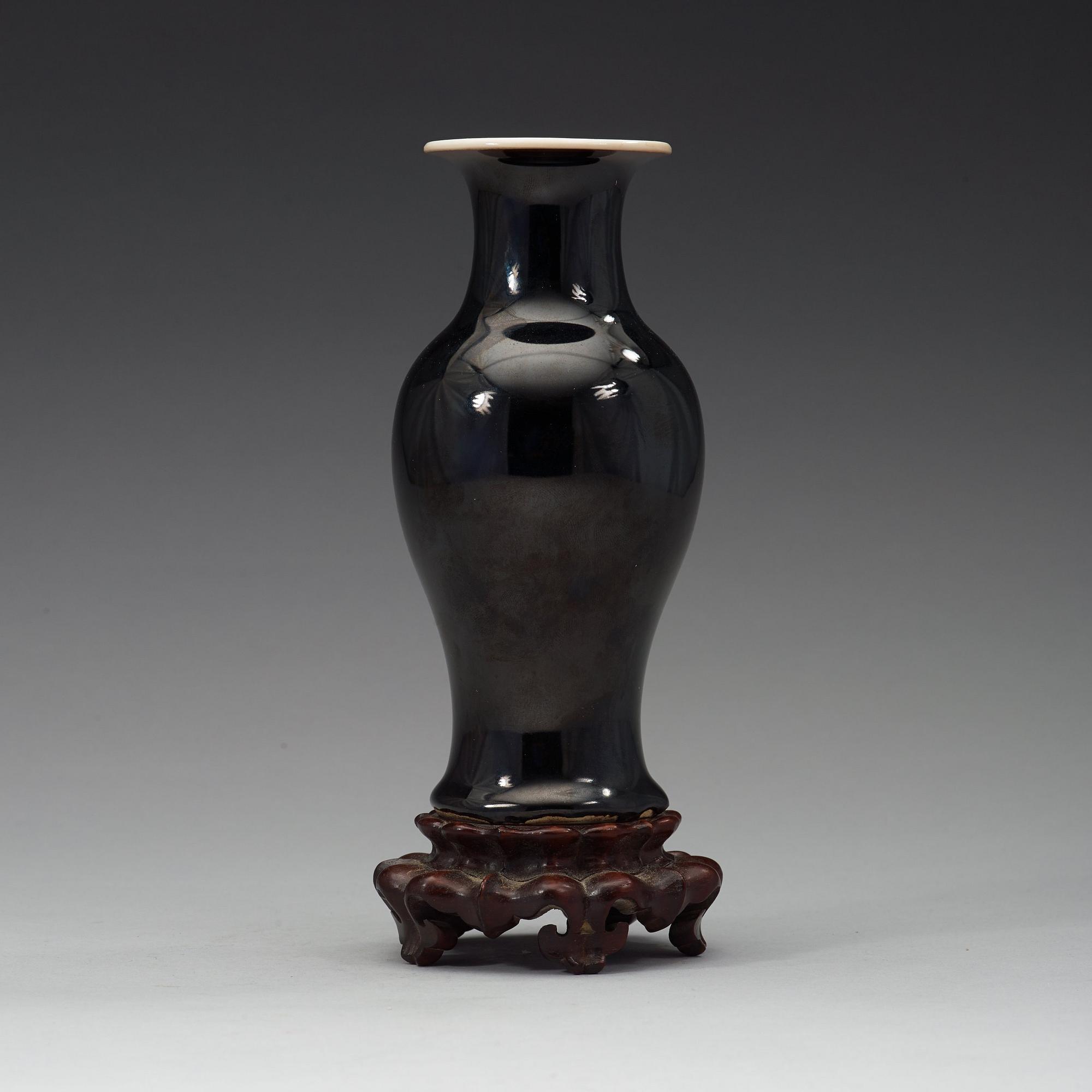 A black glazed vase, Qing dynasty, 19th century.