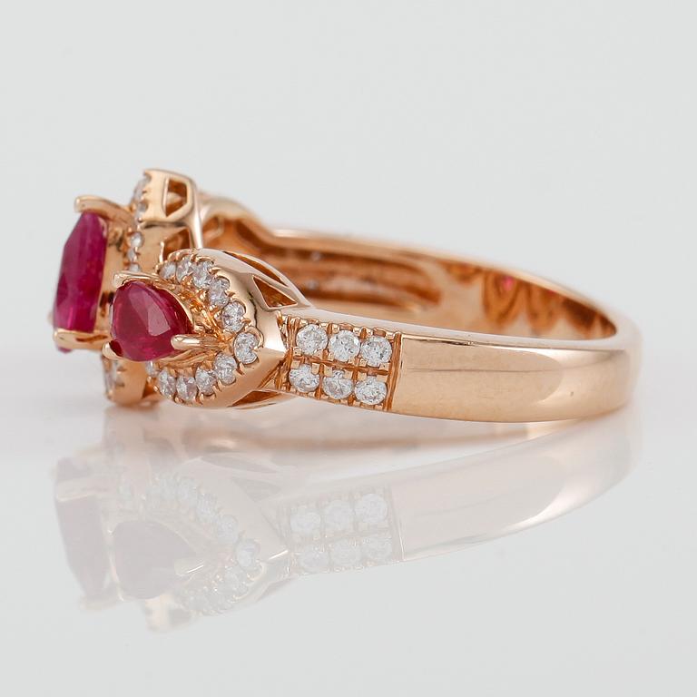 RING, 18K guld, diamanter tot ca 0.43 ct. och rubiner tot ca 0.92 ct.