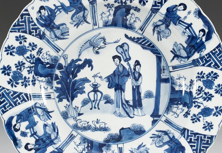 A blue and white charger, Qing dynasty, mark and period of Kangxi (1662-1722).