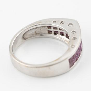 Ring med 18K vitguld med rosa safirer och runda briljantslipade diamanter.