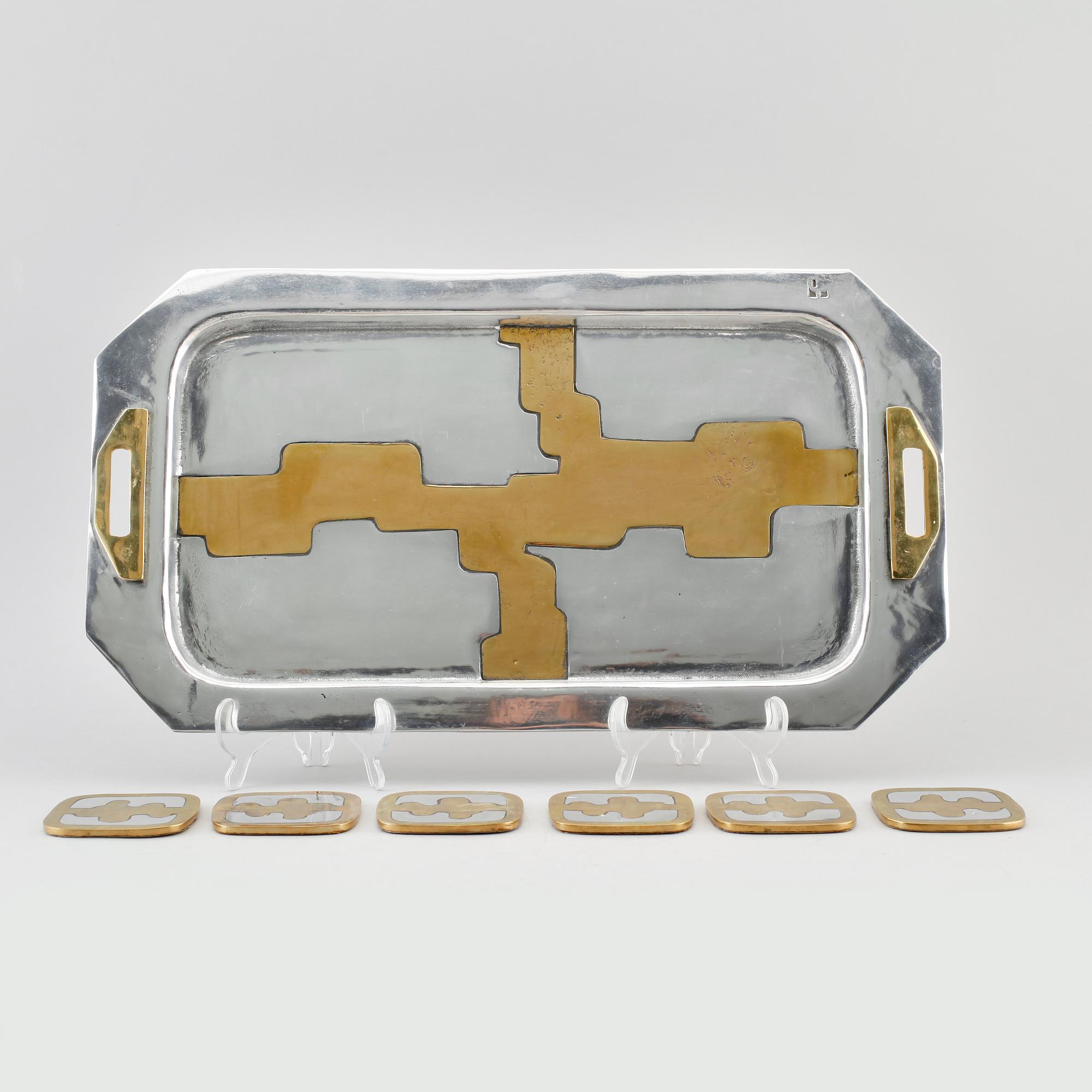 BRICKA SAMT UNDERLÄGG, 6 st, mässing och metall, David Marshall, Spanien, 1900-talets andra hälft.